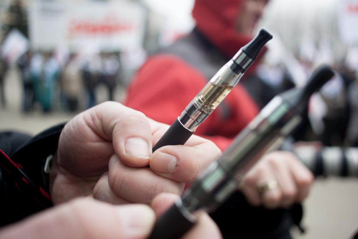 Poparcie środowisk medycznych i pacjenckich dla zakazu sprzedaży jednorazowych e-papierosów