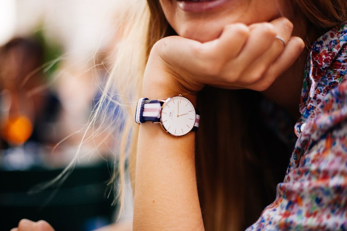 Poradnik zakupowy: jakie zegarki zadowolą każdą kobietę? Sprawdź nasze wskazówki!