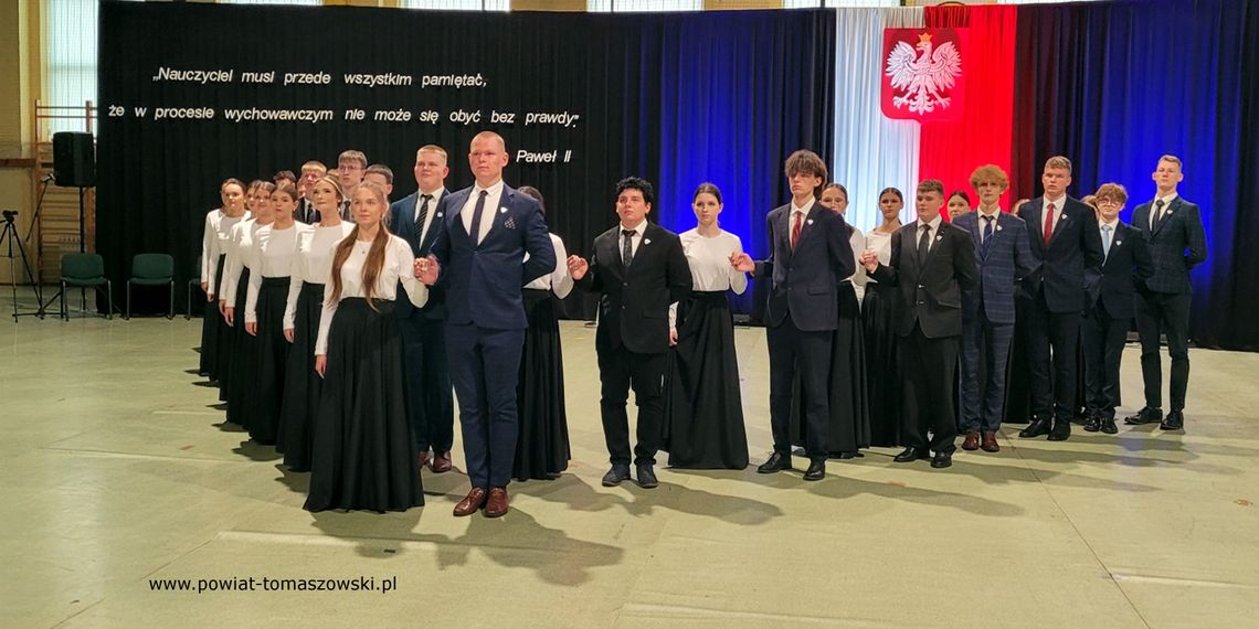 Powiatowy Dzień Edukacji Narodowej w „Staszicu”: podniosła oprawa … i zgrzyt podczas jednego z wystąpień