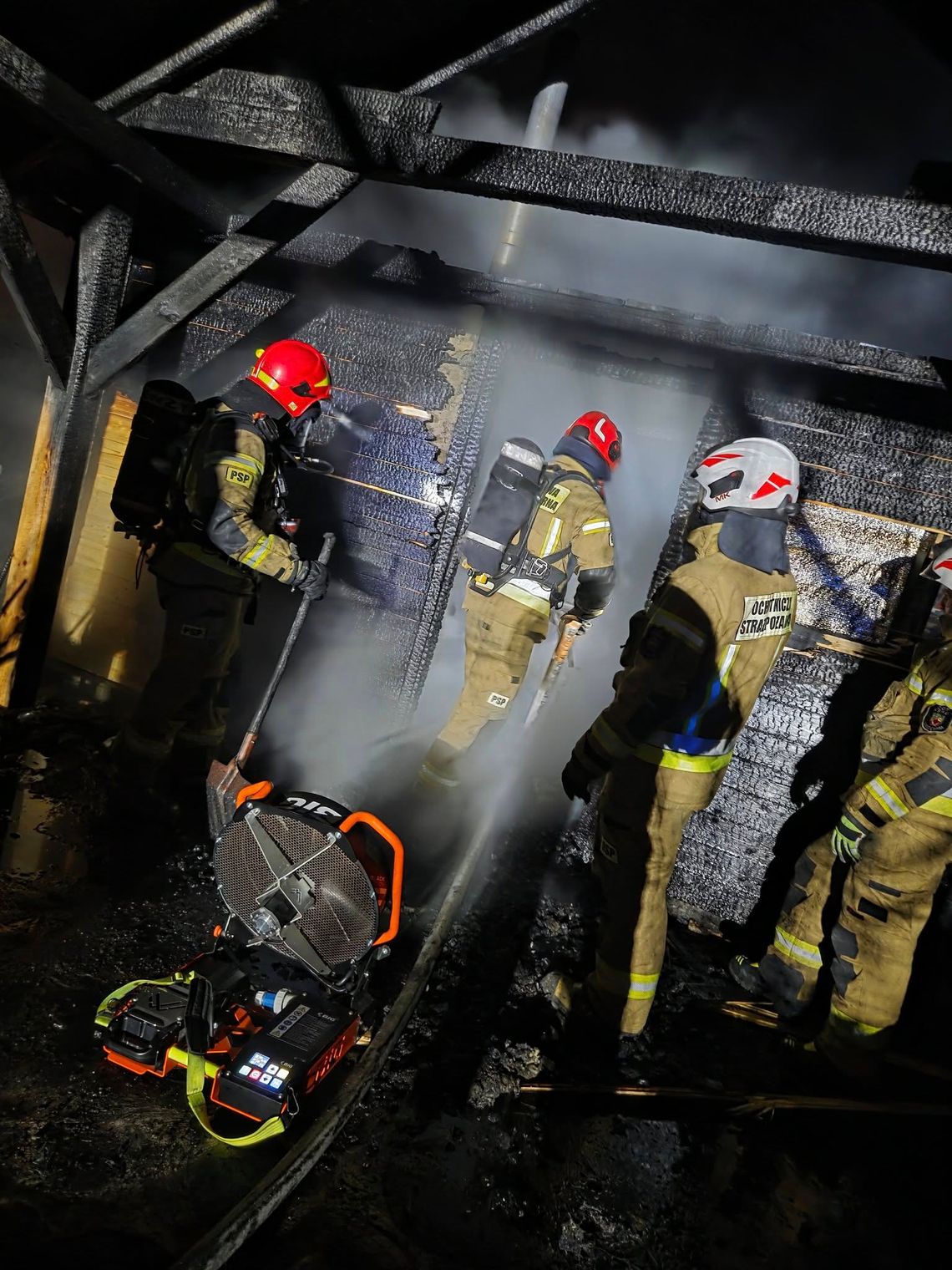 Pożar altany w Luboszewach. Strażacy walczyli z ogniem późnym wieczorem Pożar altany w Luboszewach. Strażacy walczyli z ogniem późnym wieczorem