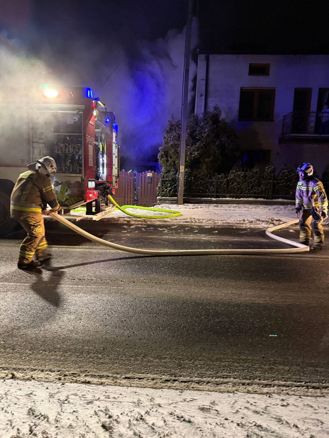 Pożar budynku mieszkalnego w Ujeździe – nocna akcja OSP Ujazd i PSP Tomaszów Mazowiecki