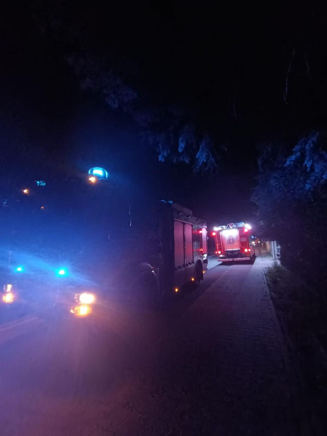 Pożar sadzy w kominie w miejscowości Tobiasze. Sprawna akcja strażaków zapobiegła tragedii