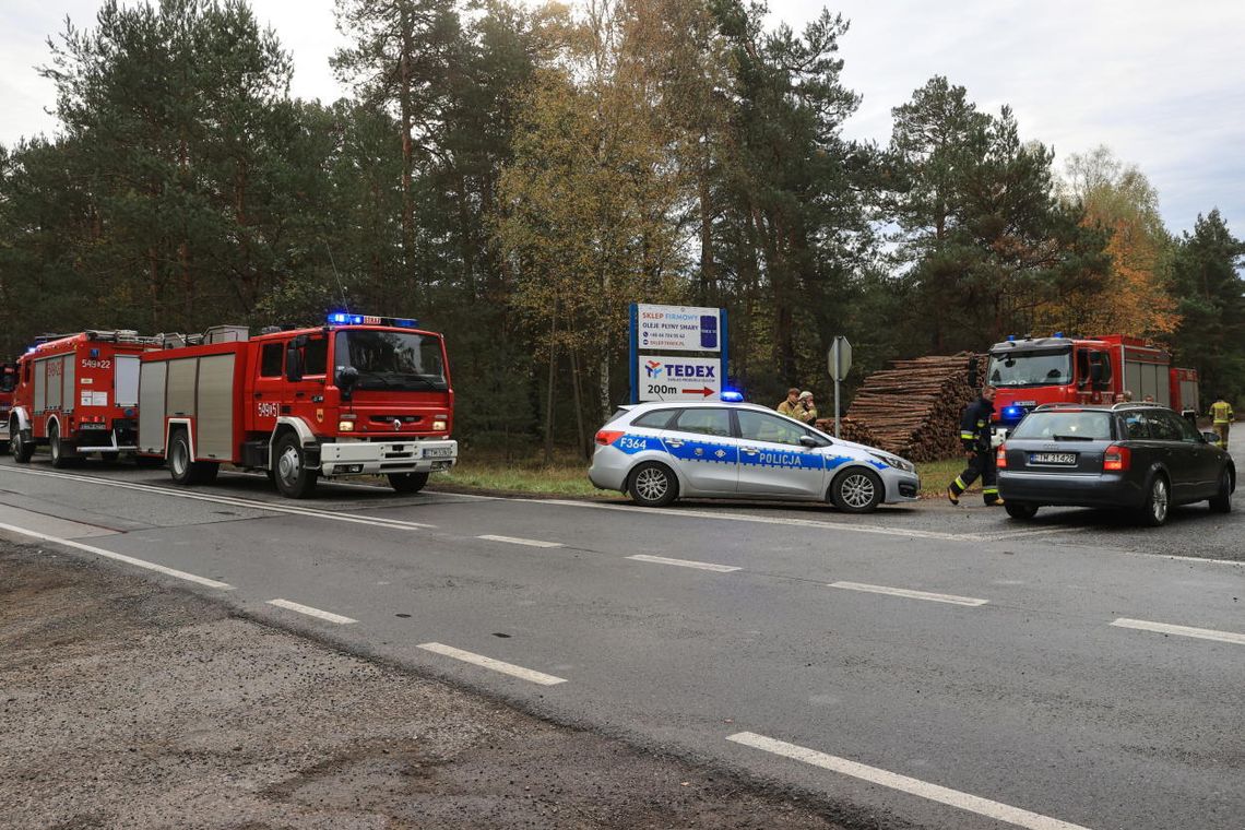 Pożar w zakładzie produkującym oleje; sytuacja opanowana, ale akcja trwa