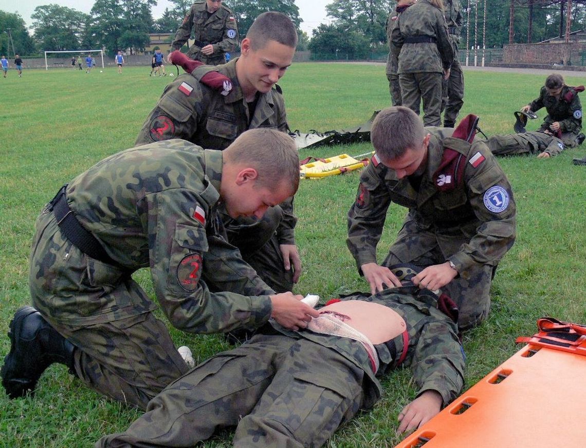 Praktyczne szkolenie uczniów klasy wojskowej.