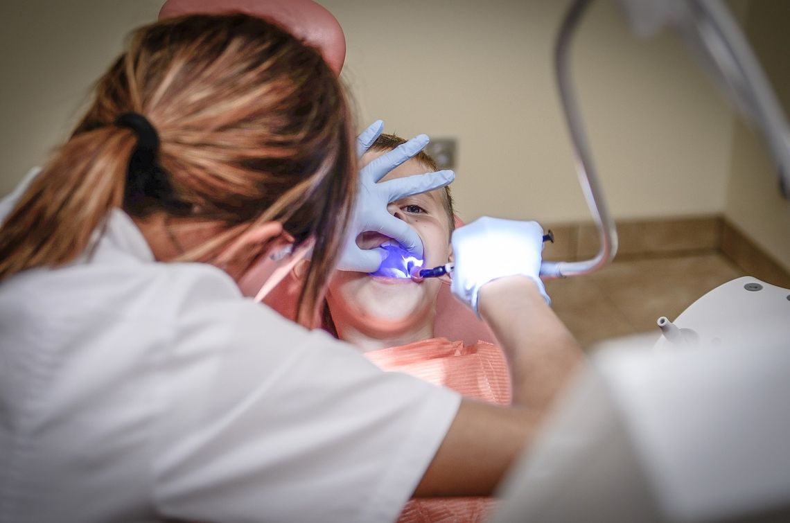 Prawie co piąty Polak leczy zęby tylko na NFZ. Głównie to pacjenci z najmniejszych miejscowości [BADANIE]