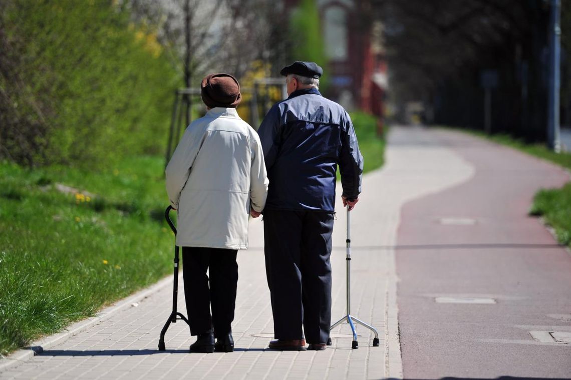 Prezes ZUS: pierwsze "trzynastki" trafią do emerytów przed Wielkanocą