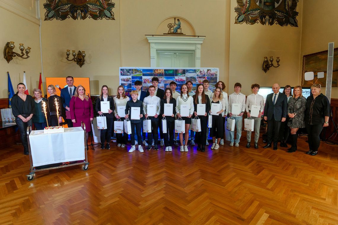 Prezydent Marcin Witko wręczył stypendia i nagrody dla sportowców Prezydent Marcin Witko wręczył stypendia i nagrody dla sportowców