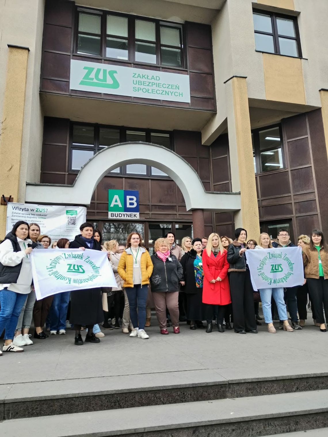 Protest w ZUS także w Tomaszowie. Urzędnicy wyszli przed budynek, część spędziła noc w centrali
