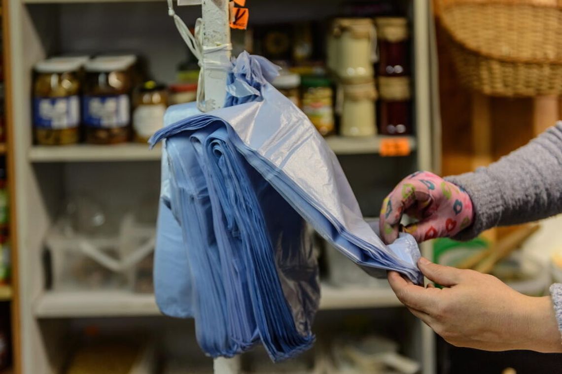 Przeciętny Polak zużywa 23 torby foliowe rocznie; jedna rozkłada się nawet 400 lat