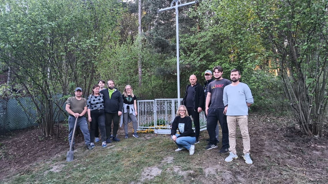 Przed Majówką odnowili kapliczkę