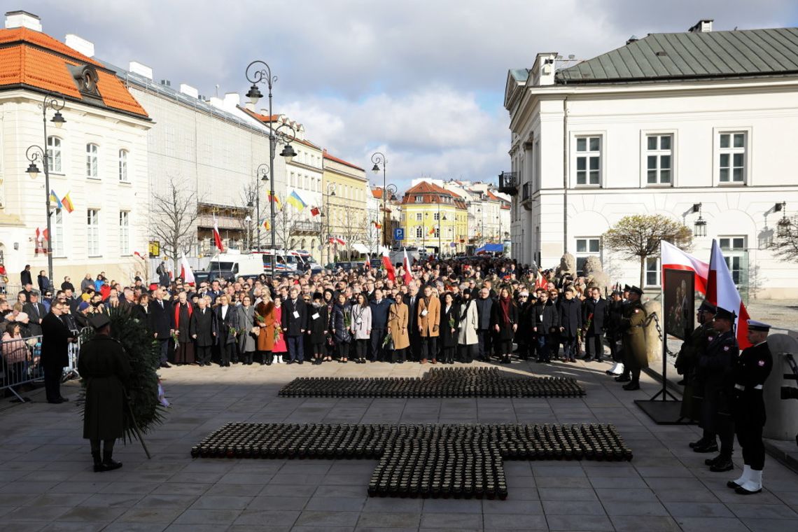 Przed Pałacem Prezydenckim Apel Pamięci w 12. rocznicę katastrofy smoleńskiej