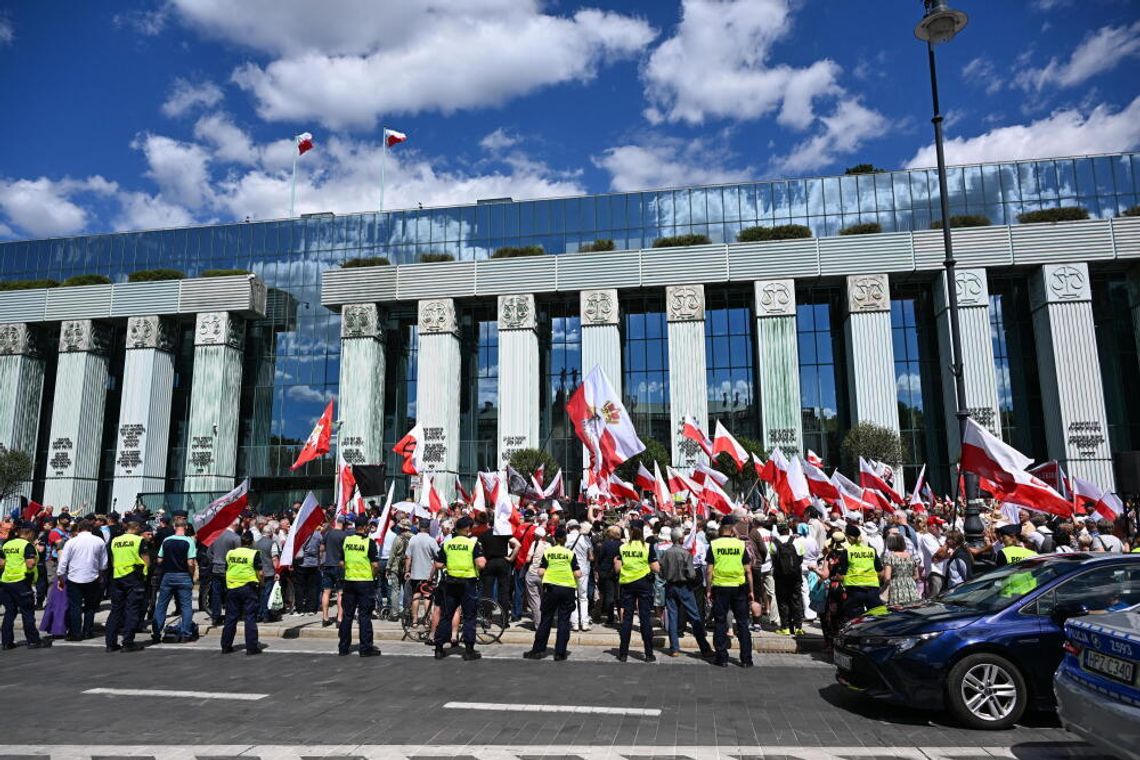 Przed Sądem Najwyższym demonstrują zwolennicy Nawrockiego oraz KOD