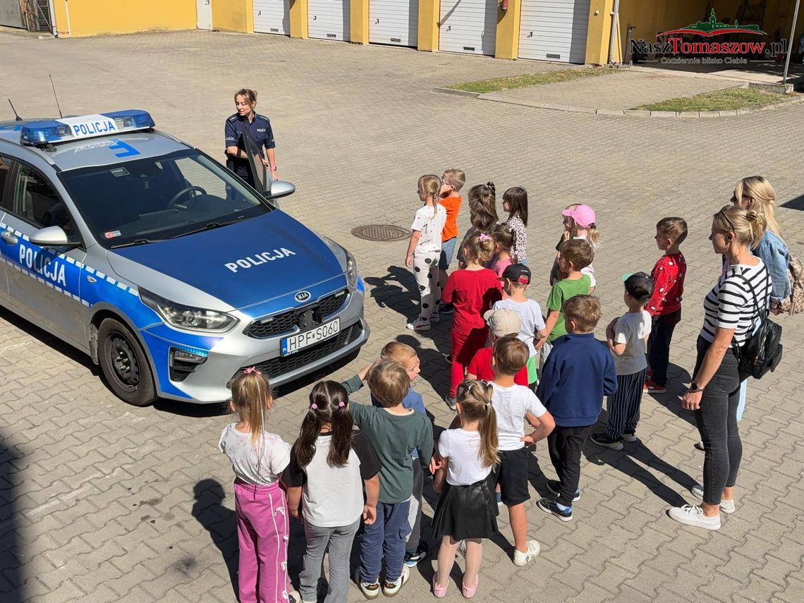 Przedszkolaki z „Piątki” odwiedziły tomaszowską komendę. Radiowóz, sprzęt i ważna lekcja bezpieczeństwa