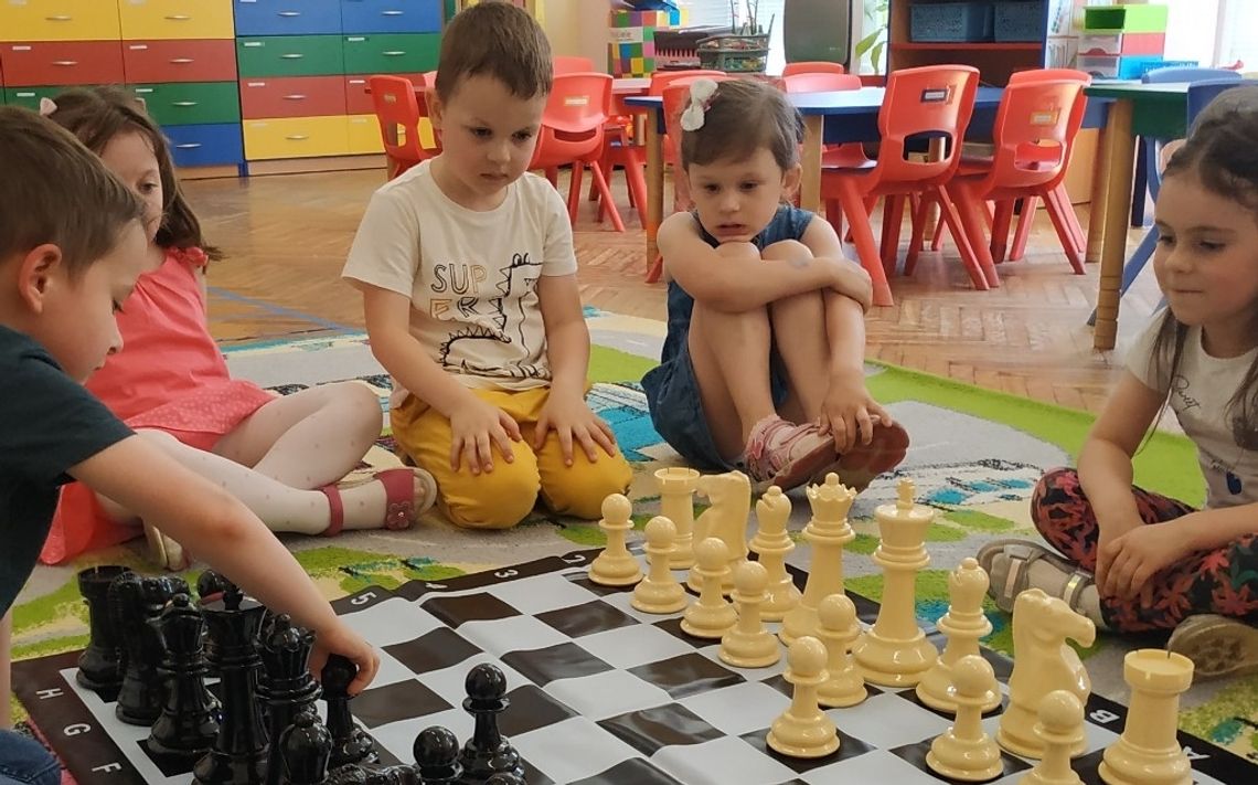 Przedszkolaki z Przedszkola nr 5 w Tomaszowie Mazowieckim grają w szachy