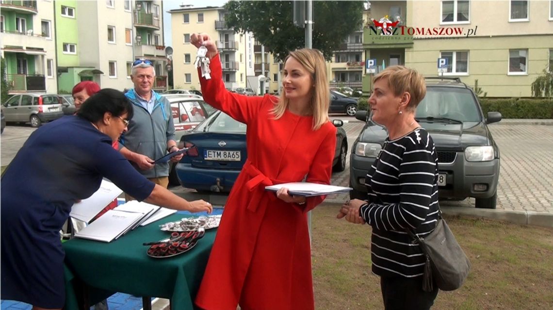 Przekazanie kluczy lokatorom. 10 mieszkań w nowym bloku przy ulicy Stolarskiej 33