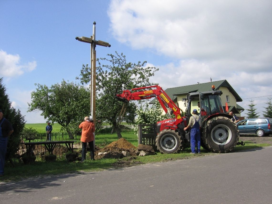 Przydrożny krzyż z wojenną metryką