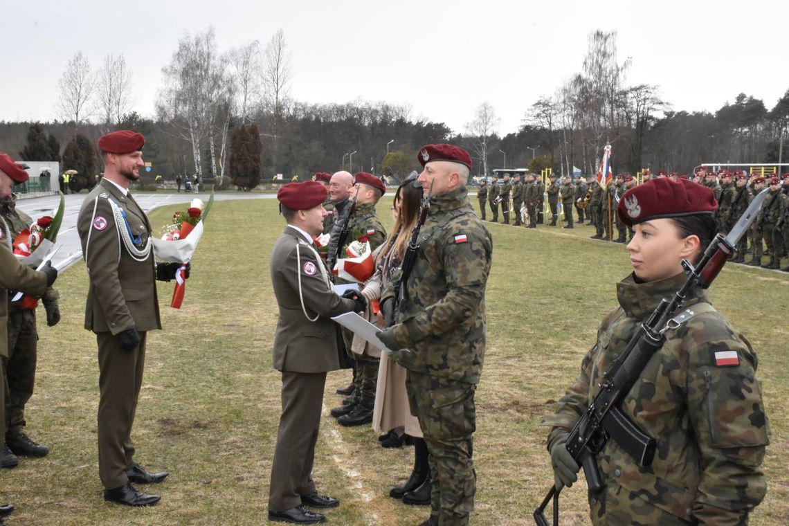 Przysięga, która zmienia wszystko. Nowi żołnierze zasilili szeregi 7 batalionu kawalerii powietrznej Przysięga, która zmienia wszystko. Nowi żołnierze zasilili szeregi 7 batalionu kawalerii powietrznej