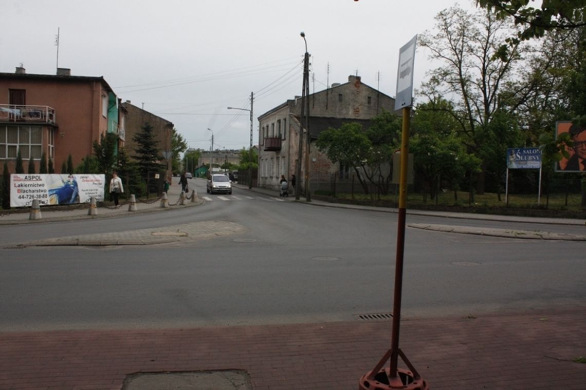 Przystanek autobusowy na skrzyżowaniu