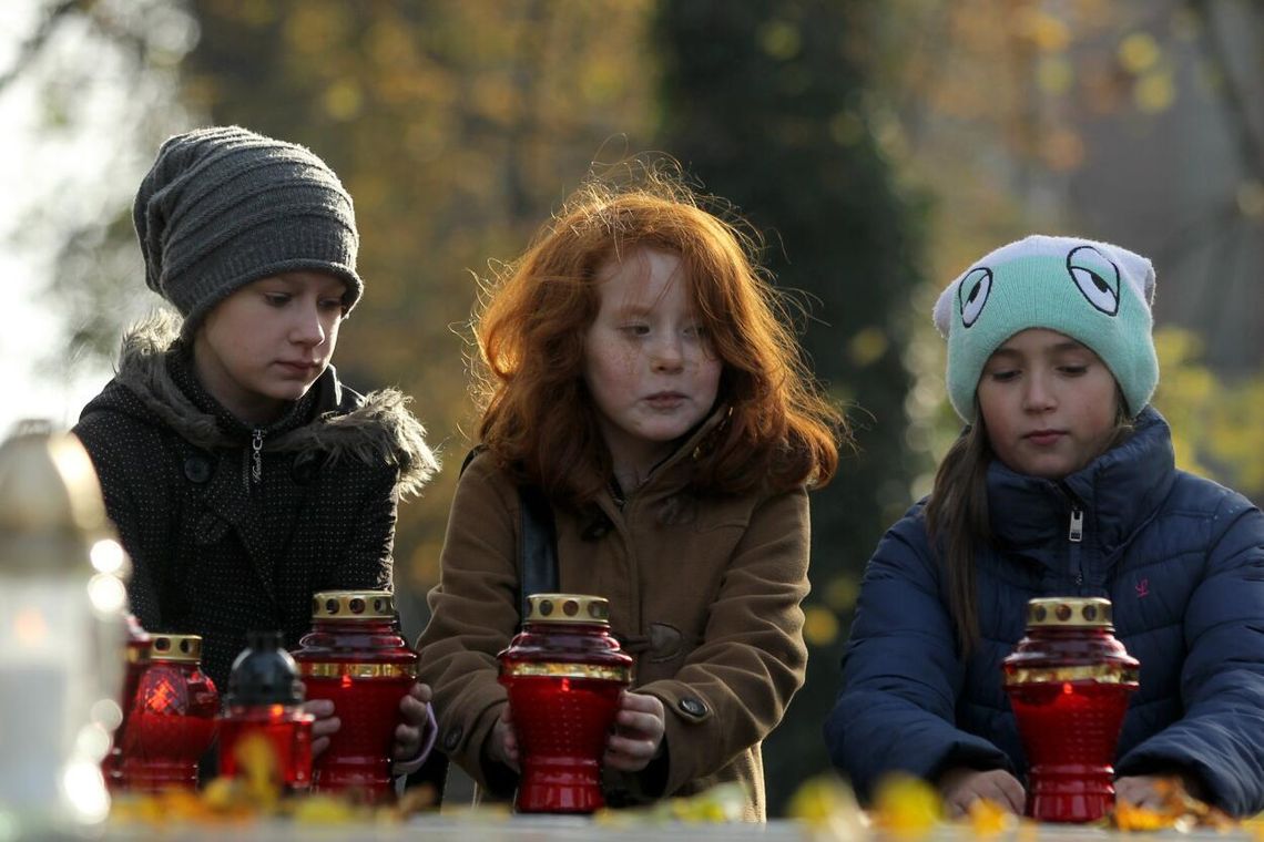 Psycholożka: nie trzymajmy dzieci pod kloszem z tematem śmierci