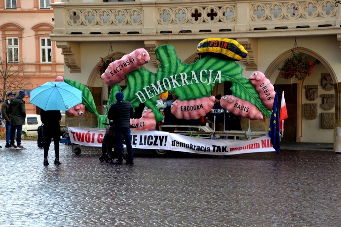 Pupuliści niczym gąsienice