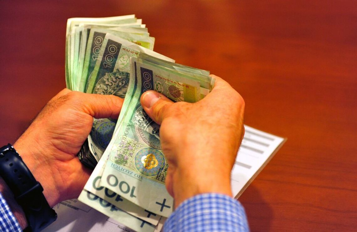 Raport: prawie połowie Polaków zarobki wystarczają tylko na miesięczne utrzymanie Raport: prawie połowie Polaków zarobki wystarczają tylko na miesięczne utrzymanie