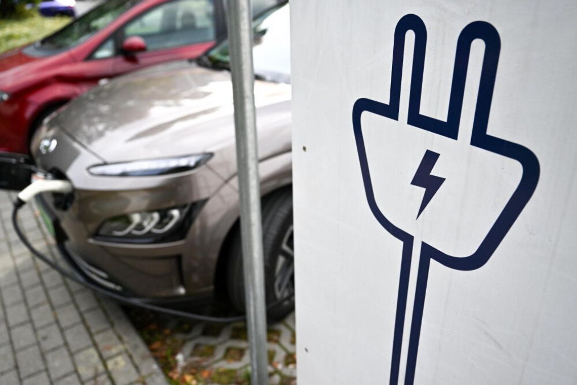 Raport: za trzy lata co szósty nowo rejestrowany w Polsce samochód będzie elektryczny