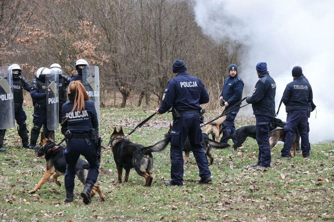 Rzeczniczka KGP: funkcjonariusze prewencji wesprą SG i wojsko także przy zaporze granicznej