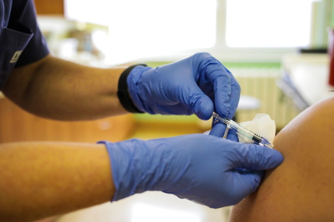Rzecznik MZ: osoby pełnoletnie od wtorku mogą bezpłatnie zaszczepić się przeciw grypie