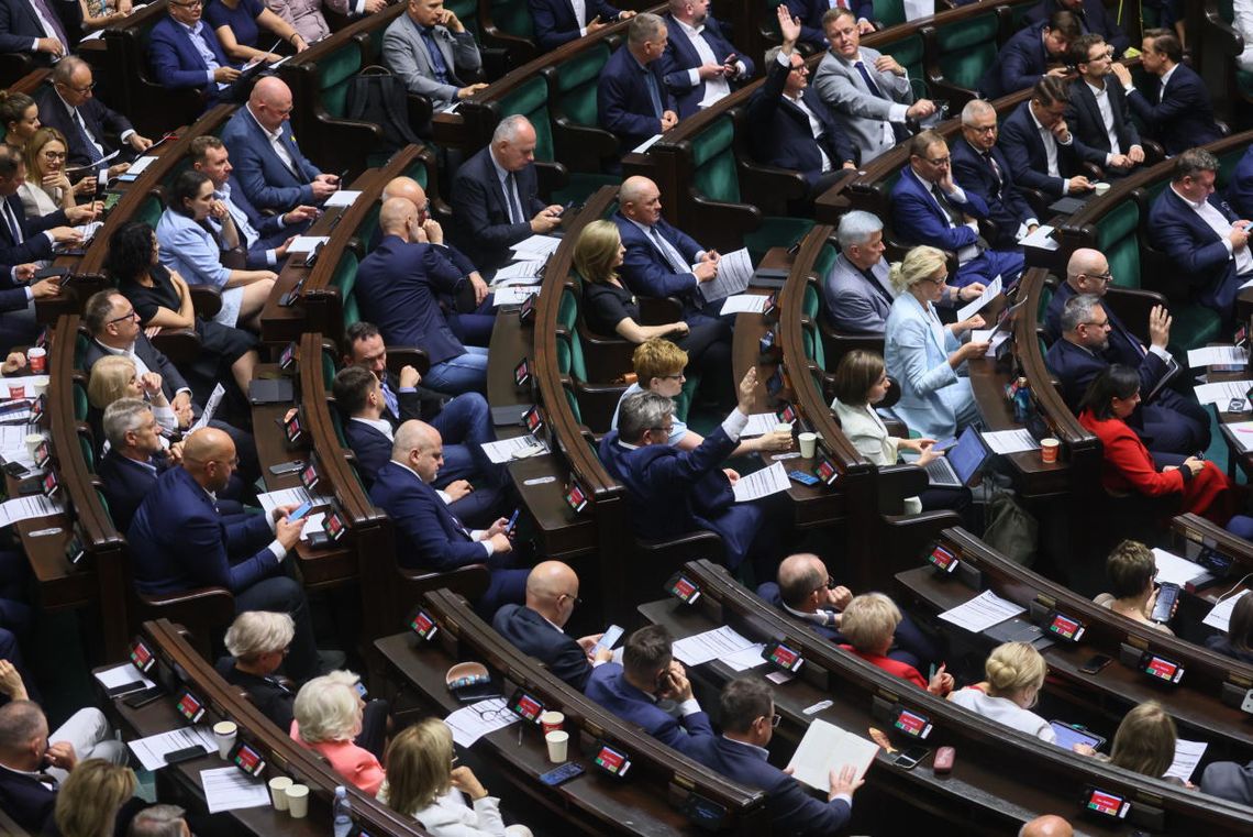 Sejm uchwalił nowelizację ustawy w sprawie "renty wdowiej" w rządowym kształcie