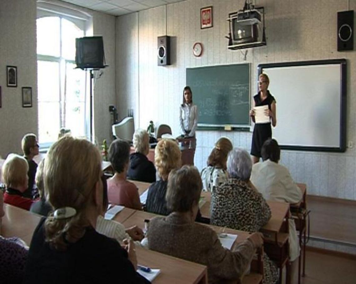 Senior przy klawiaturze Senior przy klawiaturze