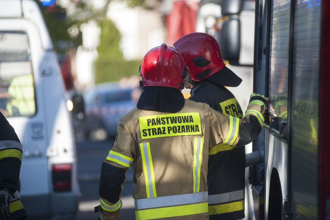 Seria interwencji PSP w Opocznie. Pożary, kolizja i zagrożenia na drogach
