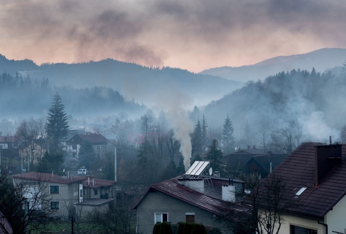 Skąd zanieczyszczenia powietrza? Sporo pyłu niesie dym z domów