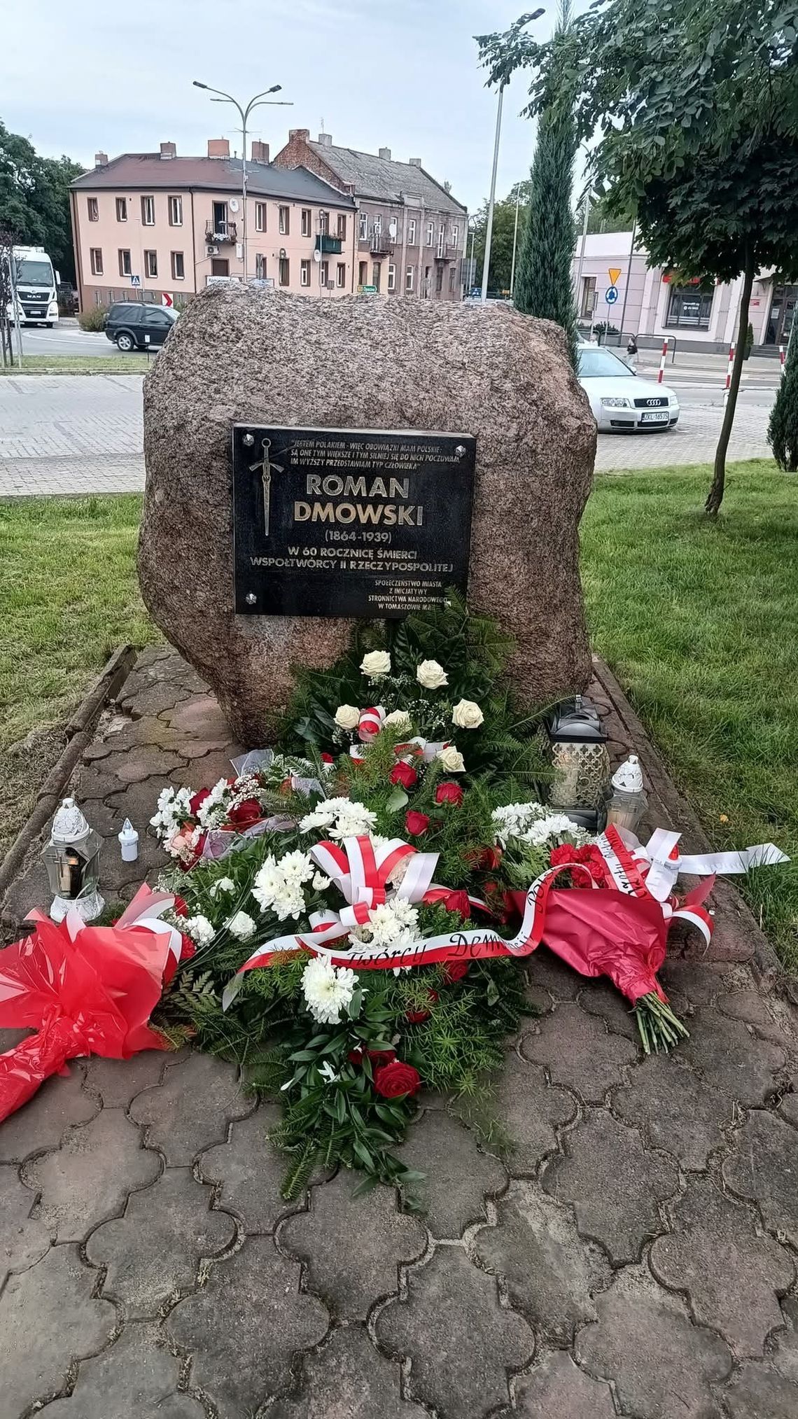 Skwer Dmowskiego powinien się zazielenić Skwer Dmowskiego powinien się zazielenić