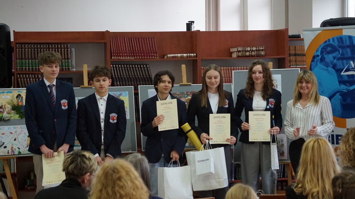 „Śladami dawnych zawodów”. Finał jubileuszowej edycji konkursu w tomaszowskiej bibliotece