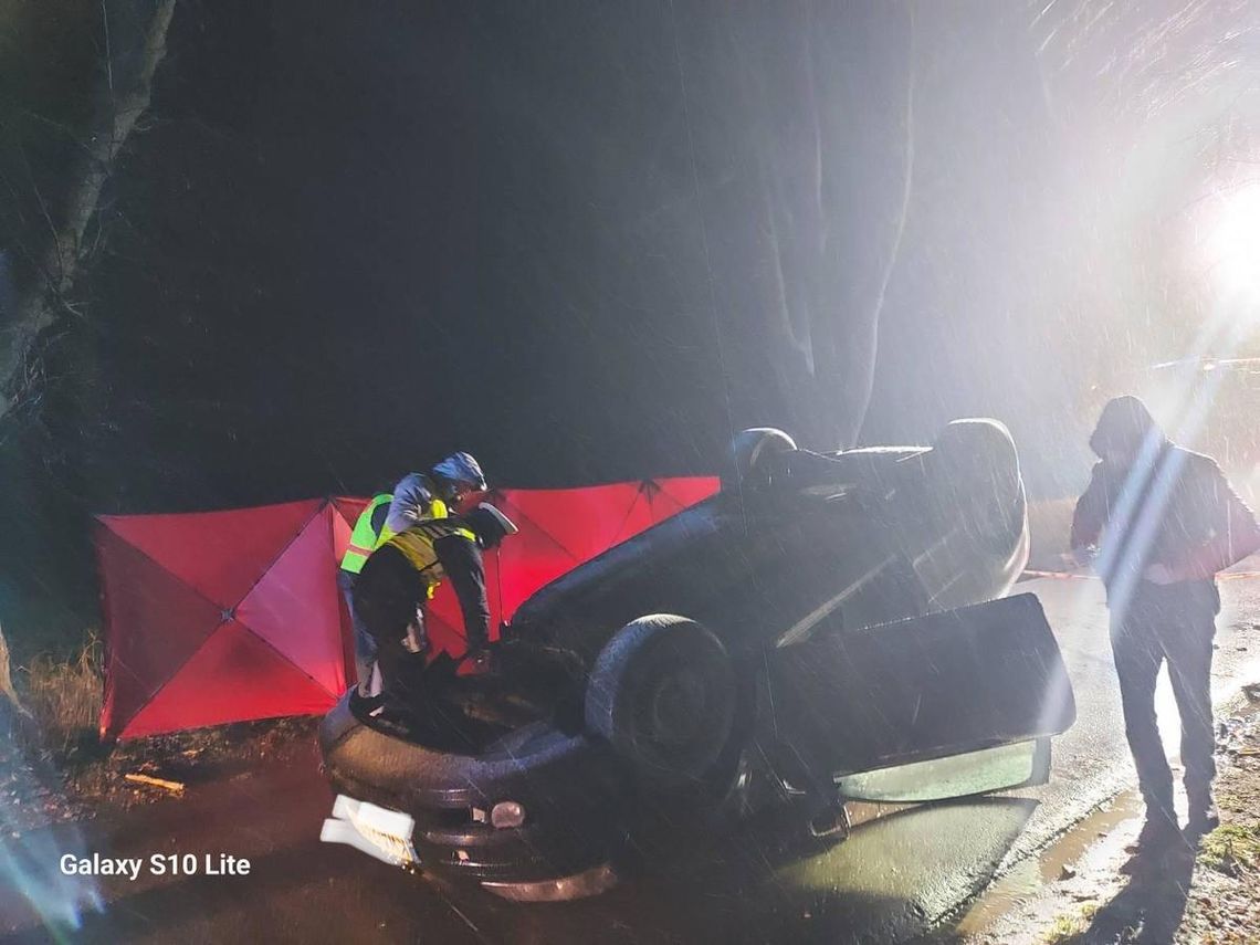 Śmiertelny wypadek w Sługocicach. Policja apeluje o ostrożność na zimowych drogach Śmiertelny wypadek w Sługocicach. Policja apeluje o ostrożność na zimowych drogach
