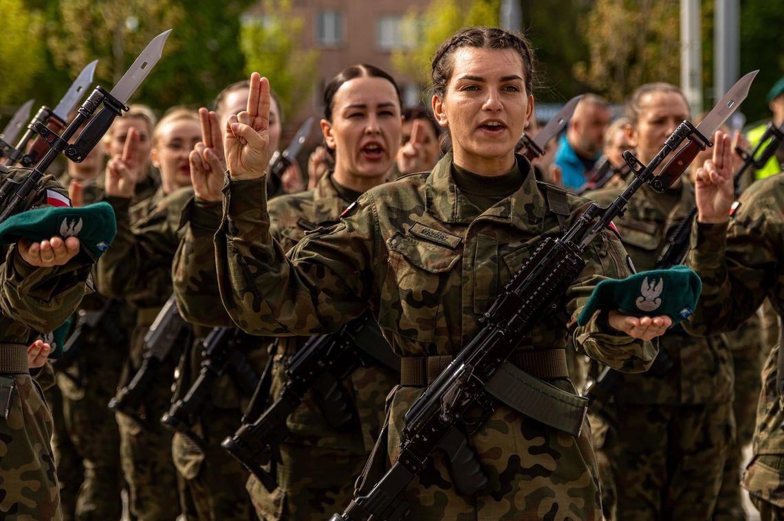 Sondaż dla WP: 59,4 proc. Polaków uważa, że powinna wrócić obowiązkowa zasadnicza służba wojskowa Sondaż dla WP: 59,4 proc. Polaków uważa, że powinna wrócić obowiązkowa zasadnicza służba wojskowa