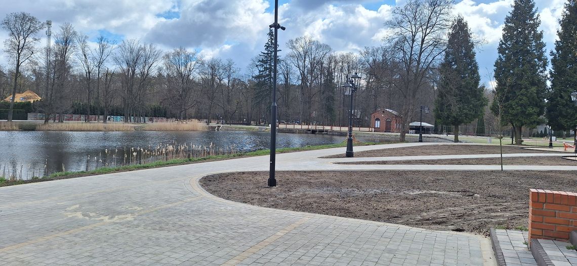 Spała: betonowe alejki wokół stawu — czas zatrzymać bezrefleksyjne brukowanie
