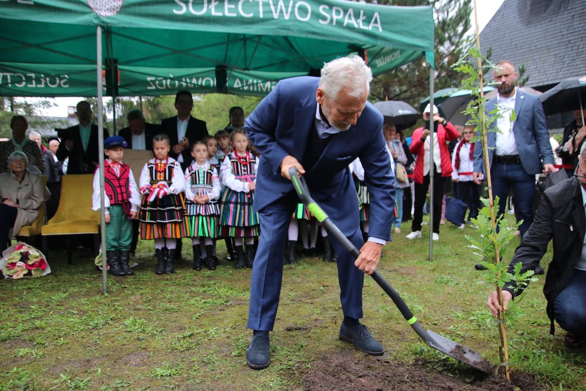 Spała: tablica pamiątkowa i dąb od Aleksandra Kwaśniewskiego. Powrót tradycji Dożynek Prezydenckich