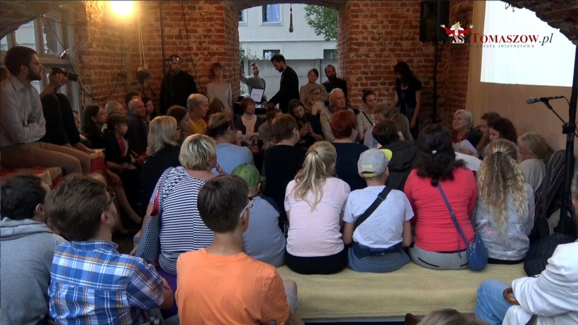 Spektakl "Moje miejsce" Fundacji "Pasaże Pamięci" Spektakl "Moje miejsce" Fundacji "Pasaże Pamięci"