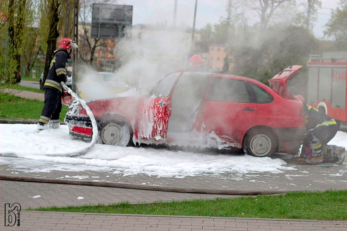 Spłonął samochód przy supermarkecie Spłonął samochód przy supermarkecie