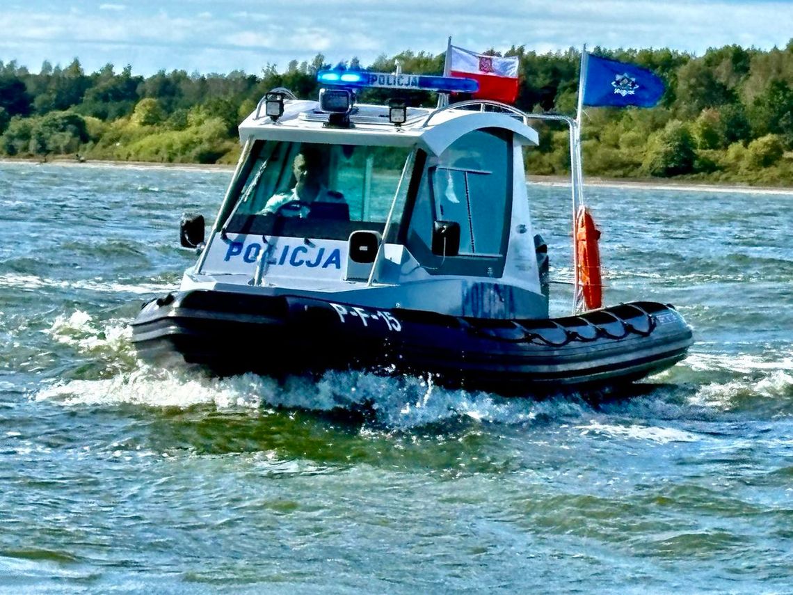 Funkcjonariusz Policji za sterami nowej łodzi SPORTIS S-6500K podczas patrolu na Zalewie Sulejowskim.