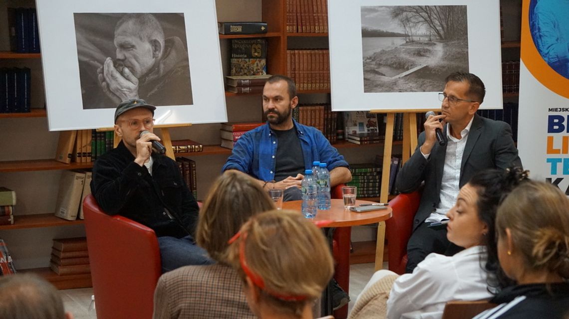 Spotkanie autorskie w MBP Tomaszów. Piotr Żyłka i Maciej Grzybowski: rozmowa o empatii, odpowiedzialności i widzeniu człowieka