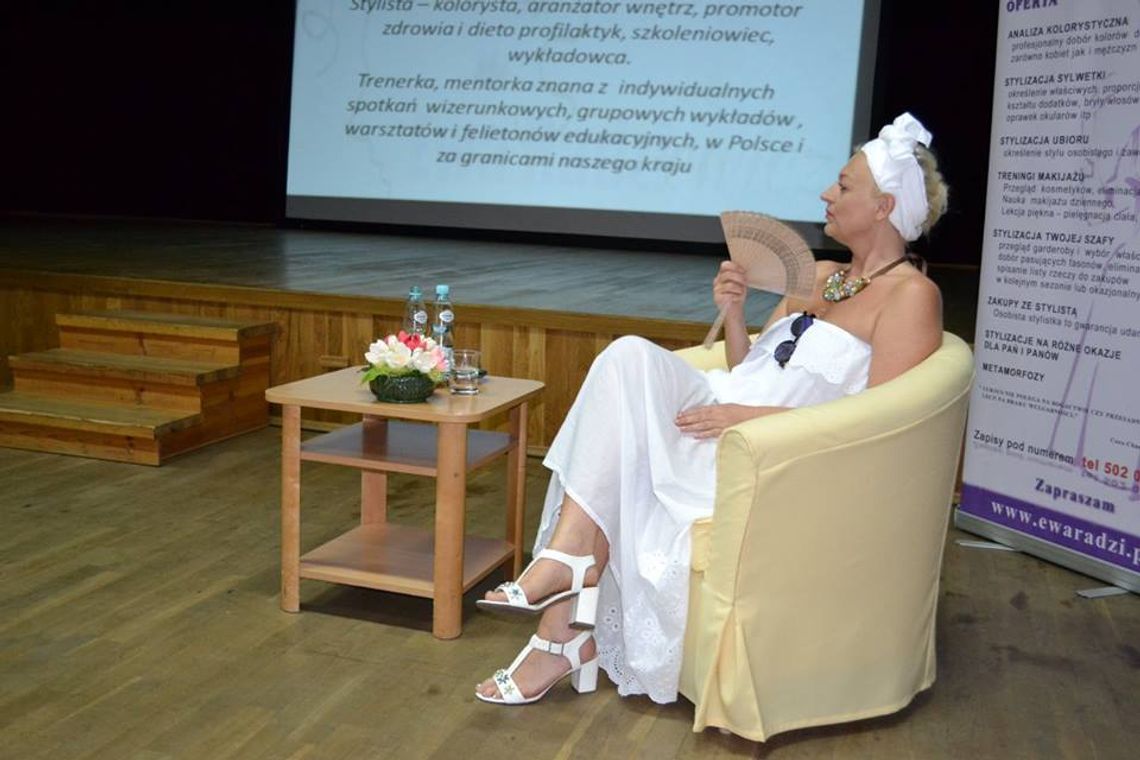 Sprawdzi cenę każdej ławki