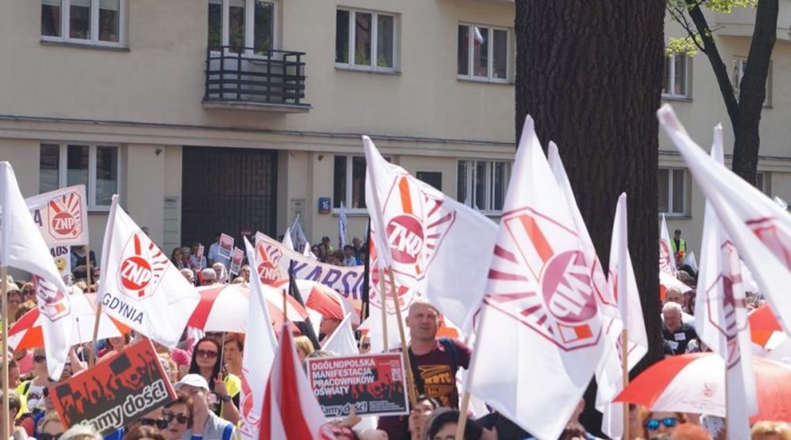 Strajk nauczycieli. Egzaminy w Tomaszowie niezagrożone