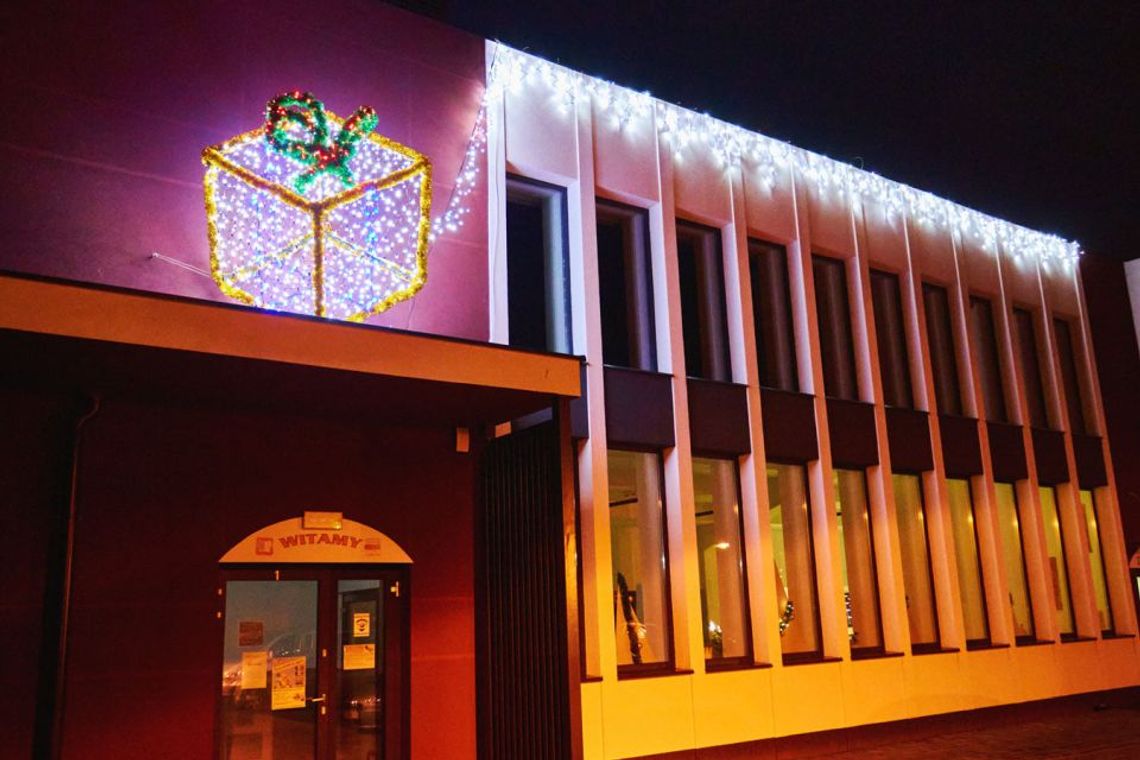 Świąteczna iluminacja świetlna w Powiatowym Centrum Animacji Społecznej