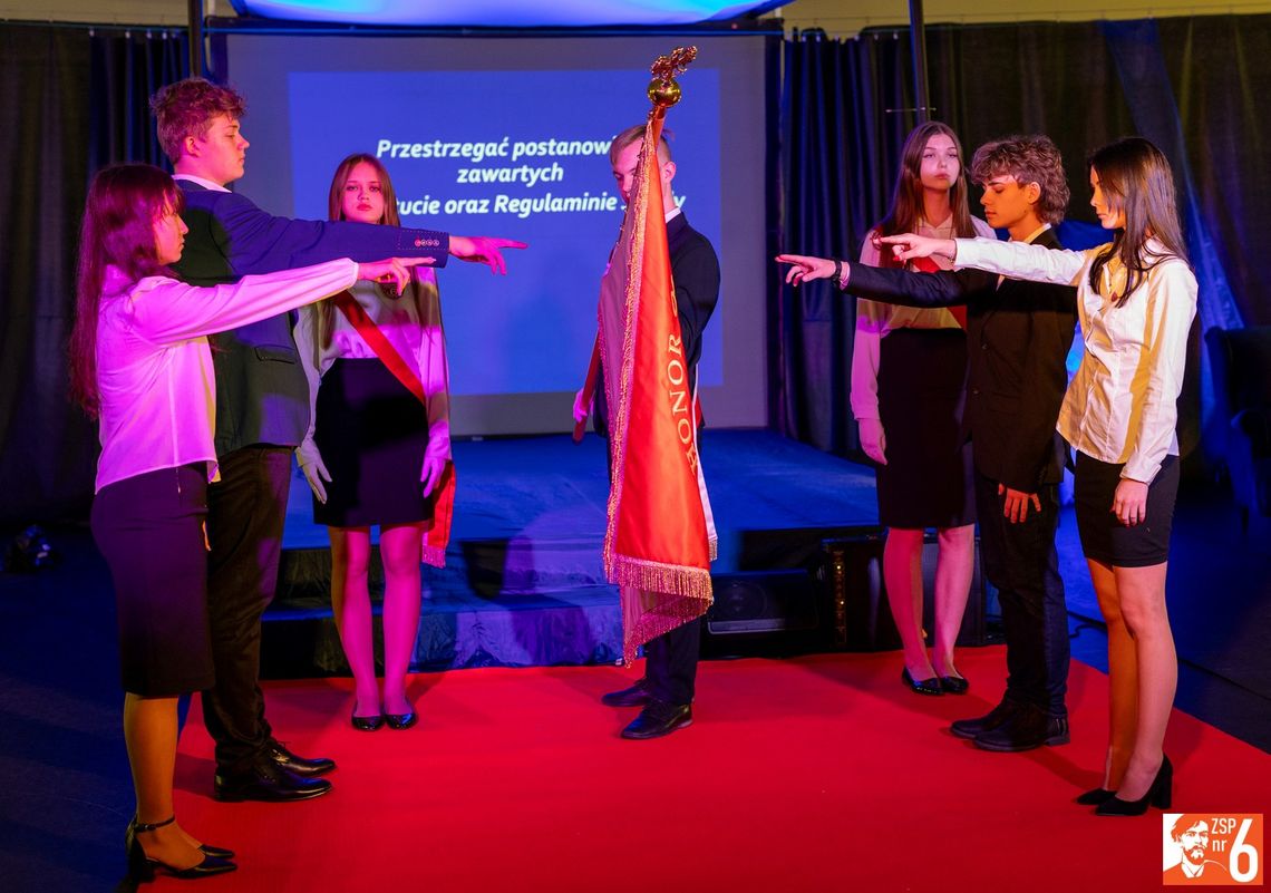 Święto Patrona w „Wyspiańskim” – ślubowanie pierwszoklasistów i spotkanie z Mistrzem Święto Patrona w „Wyspiańskim” – ślubowanie pierwszoklasistów i spotkanie z Mistrzem