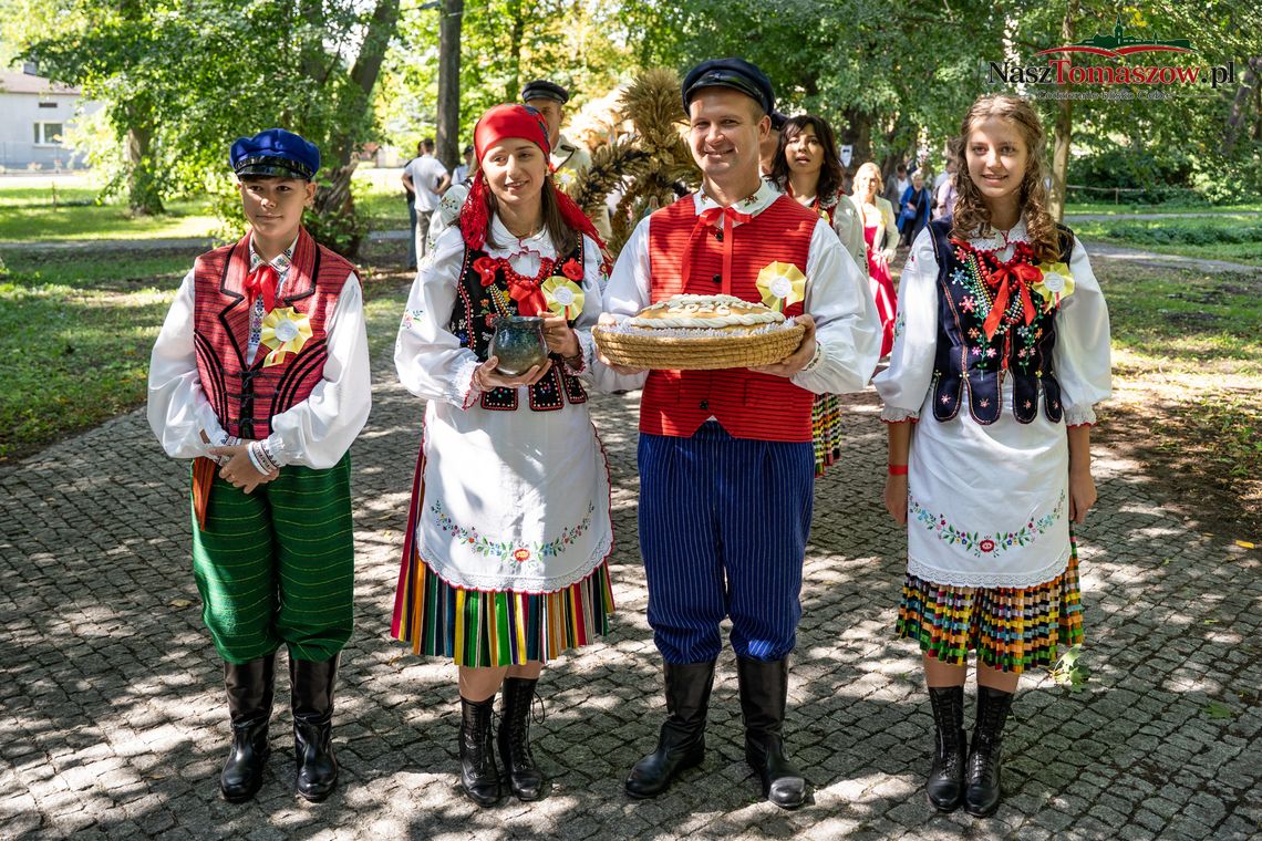 Święto plonów w Ujeździe. Tradycja spotkała się z muzyką i wspólnym świętowaniem Święto plonów w Ujeździe. Tradycja spotkała się z muzyką i wspólnym świętowaniem