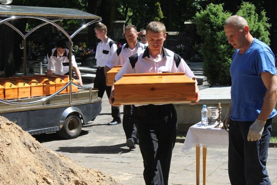 Szczątki sowieckich żolnierzy trafiły na cmentarz