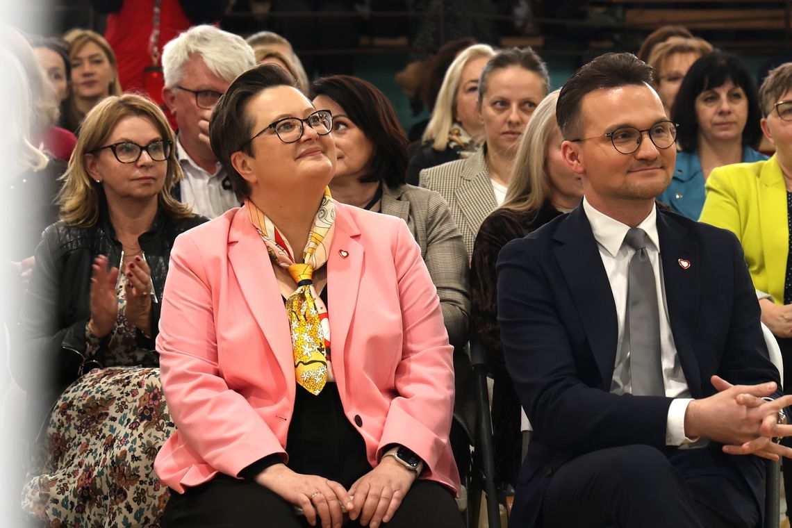 Szkoła wolna od polityki? Na papierze tak. W praktyce – scena dla polityków