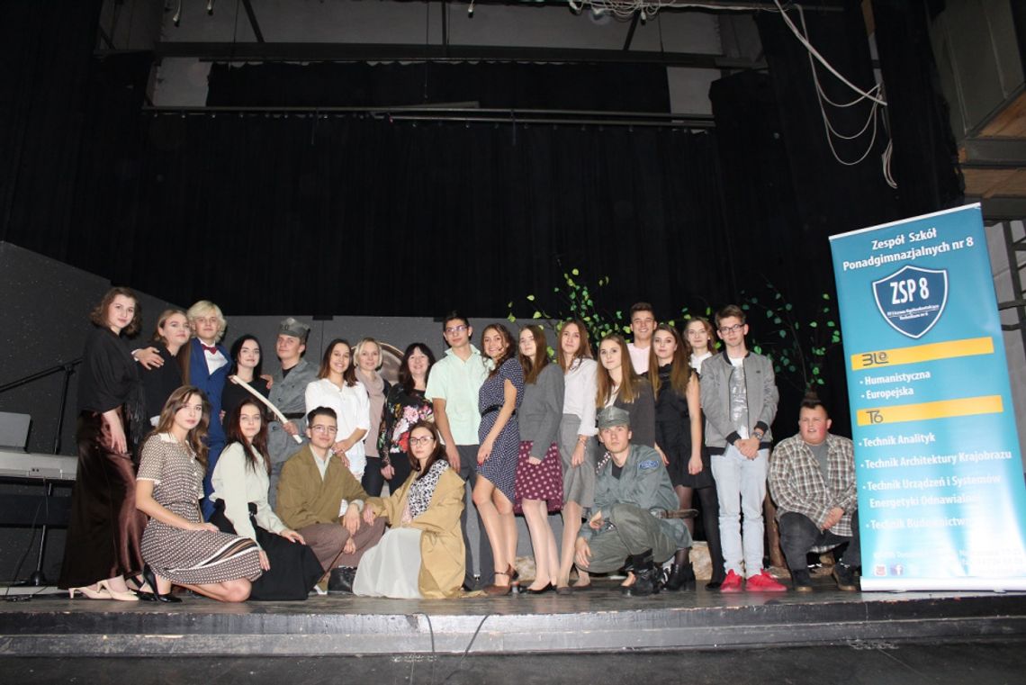 Teatr „Za kurtyną” popremierowo zagrał dla tomaszowskich szkół
